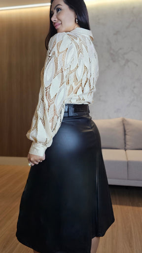 Camisa Feminina Bege em Renda com Forro Frontal e Botões Encapados