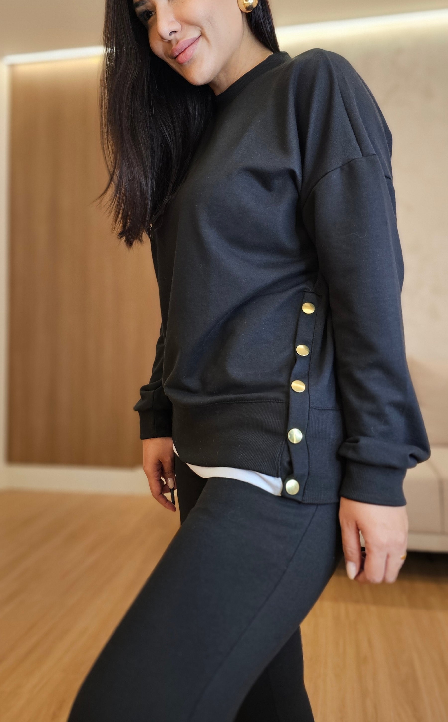 Conjunto Feminino de Moletom Preto com Botões Dourados – Casual & Estiloso