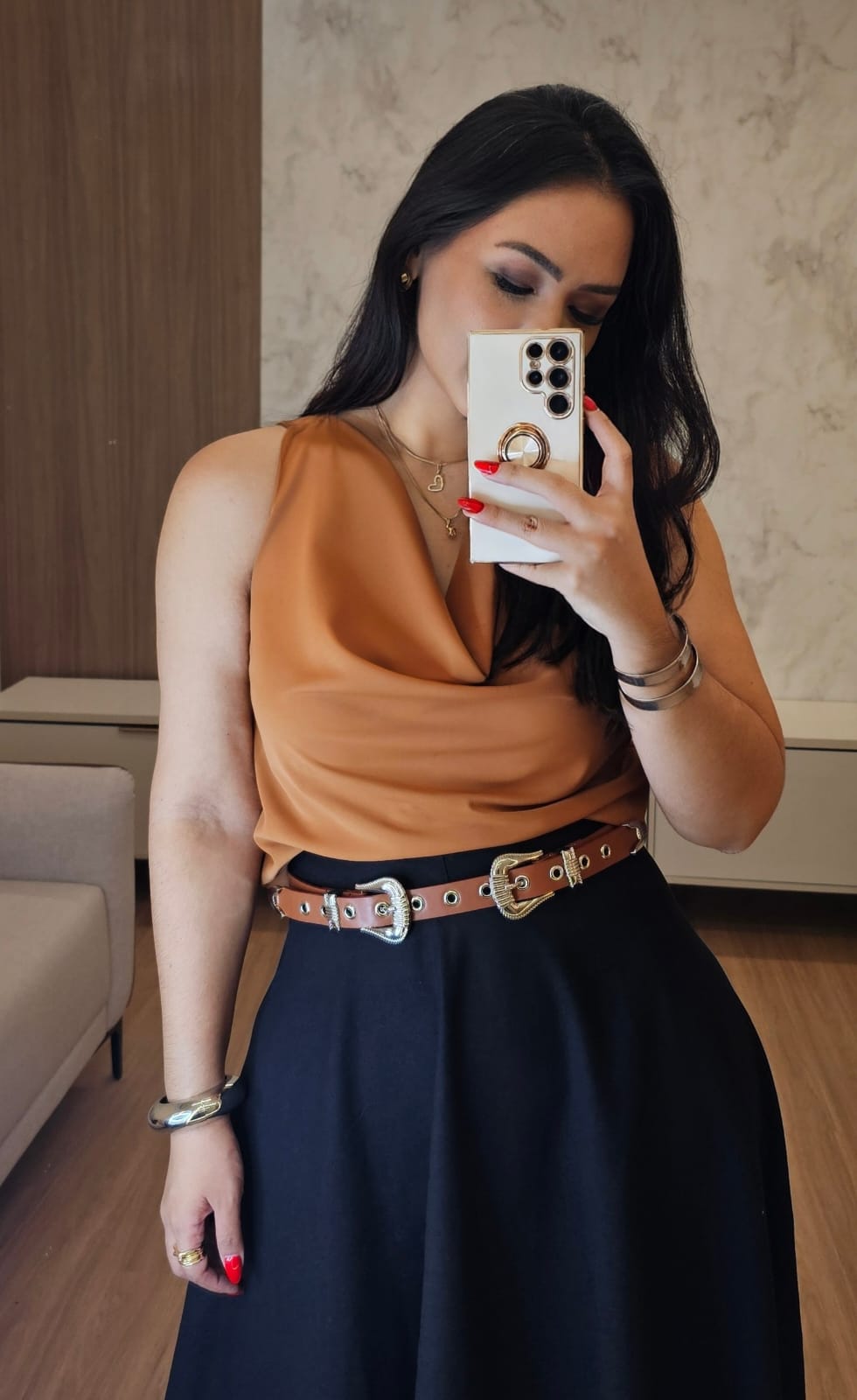 Blusa feminina caramelo de gola solta e alças largas