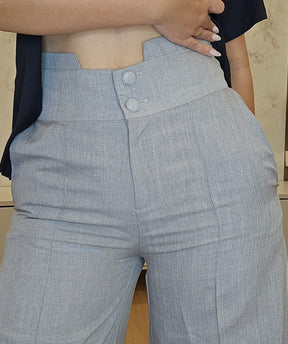 Calça feminina cinza de Barras Amplas, botões encapados e cintura alta com bolsos - moderna e estilosa