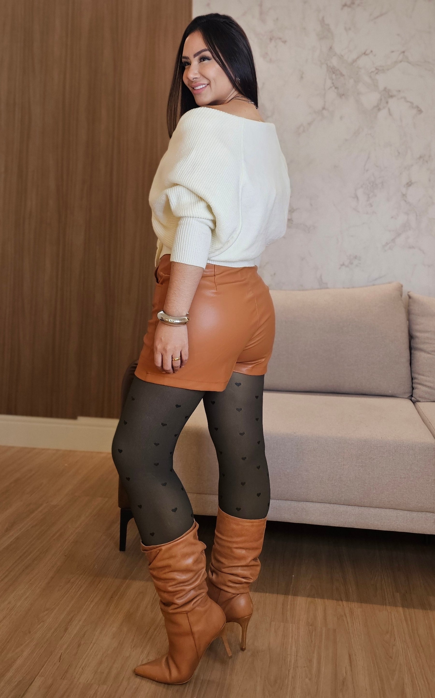 Short Saia Feminino Couro Caramelo – Estrutura Elegante com Visual Imponente