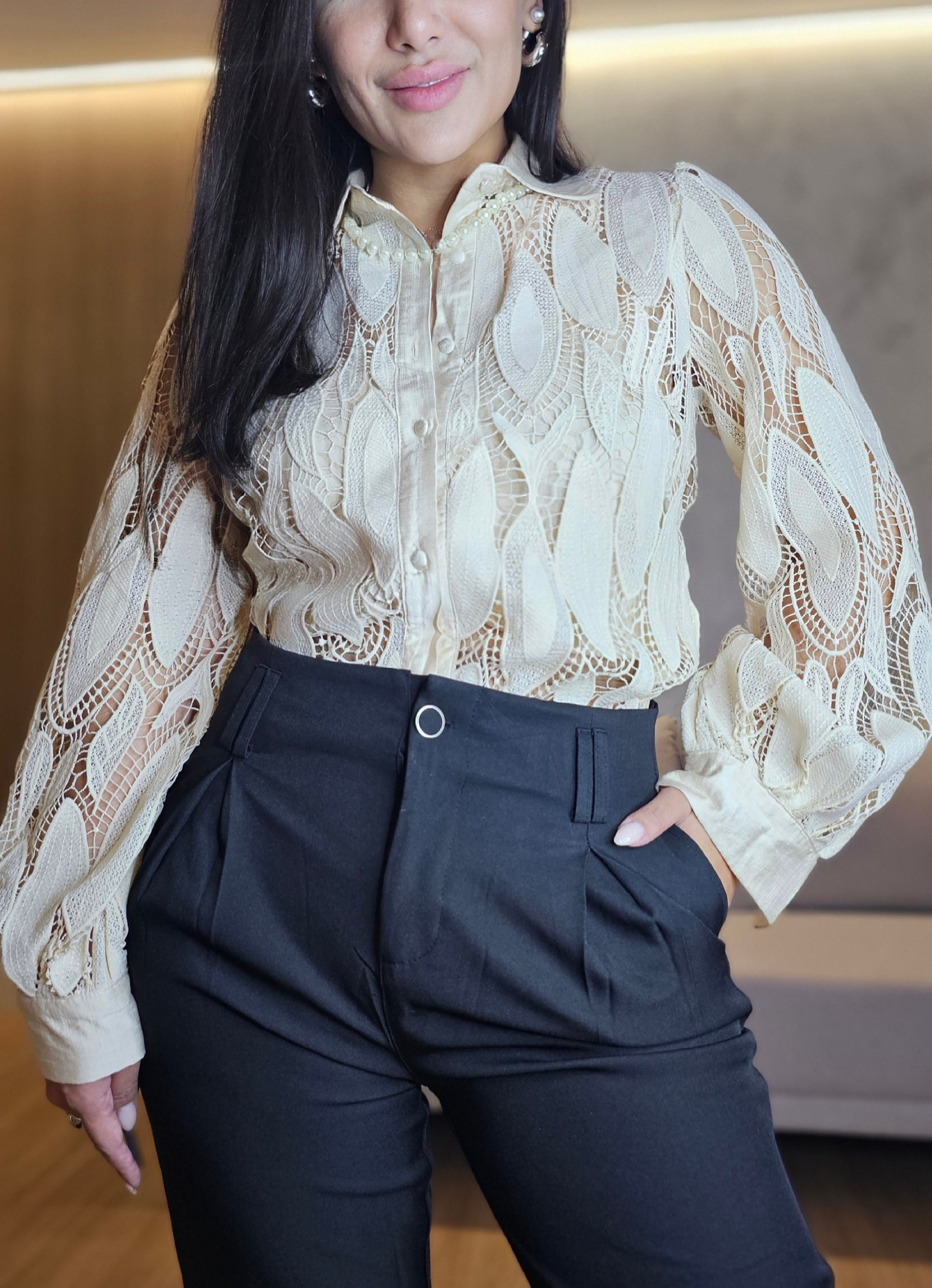 Calça Skinny Feminina de Alfaiataria Preta com Pregas Frontais