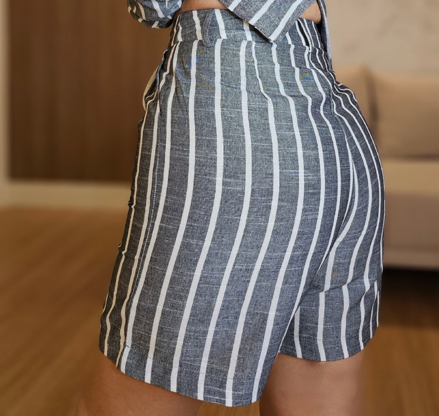 Conjunto feminino de alfaiataria risca de giz moderno e elegante