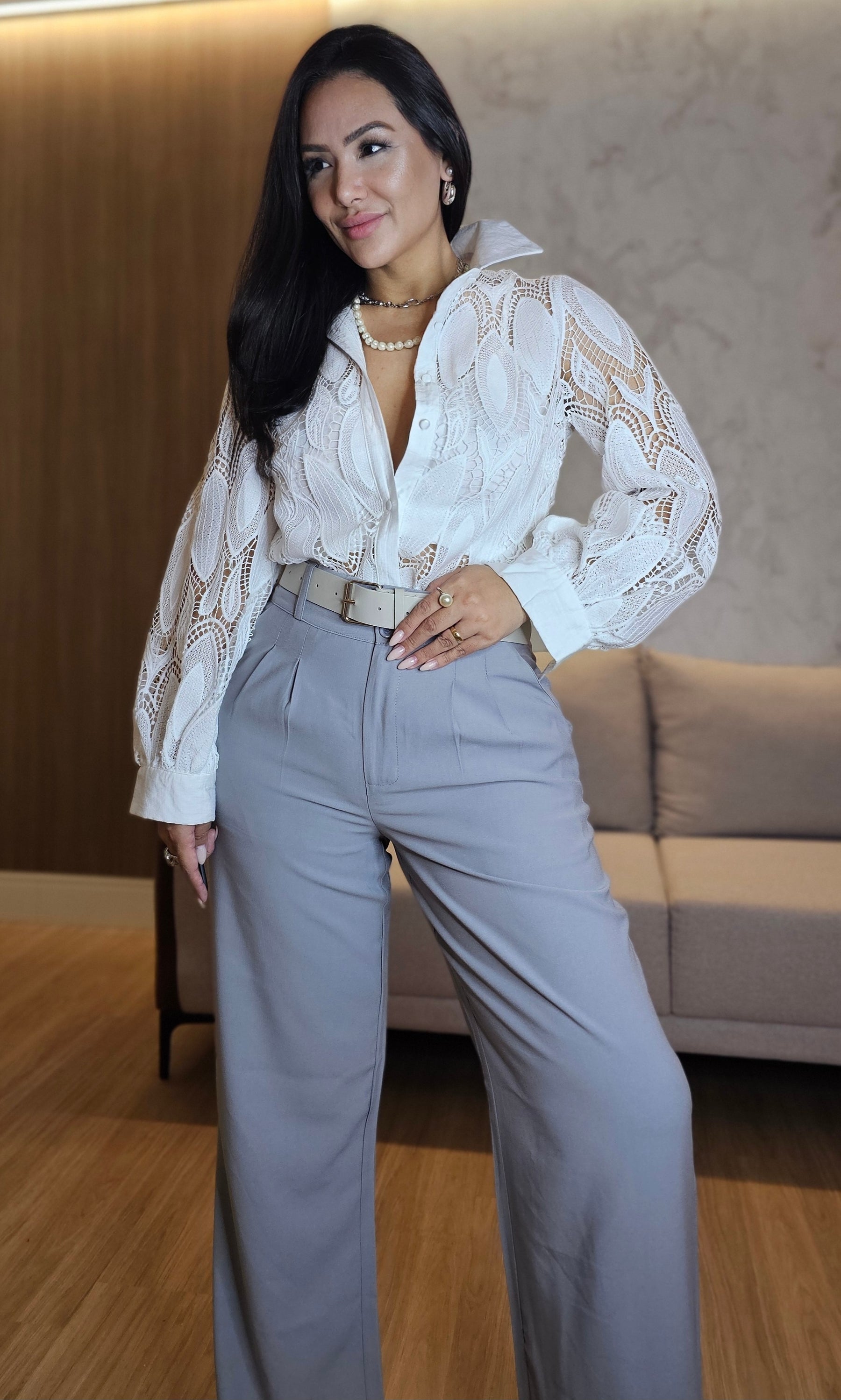 Camisa Feminina Branca em Renda com Forro Frontal e Botões Encapados