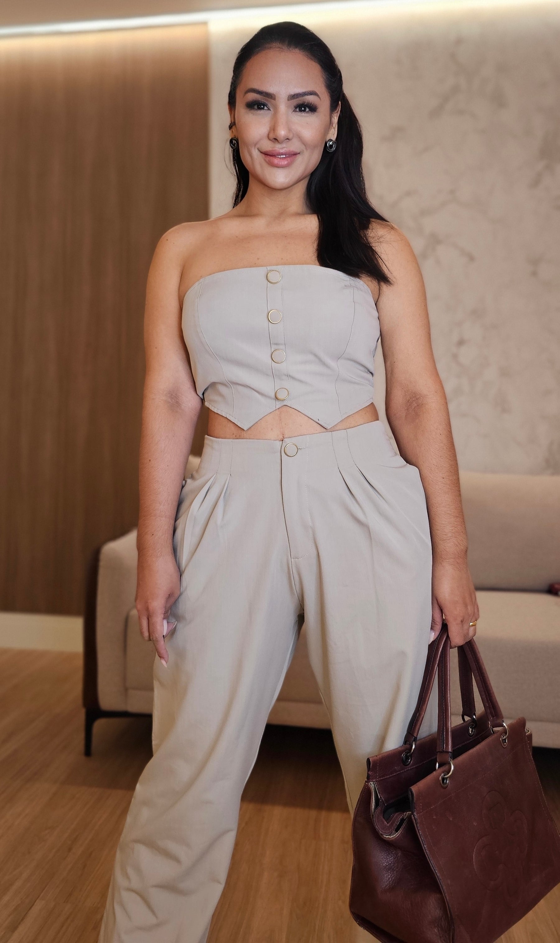 Conjunto Feminino de Alfaiataria Bege com Top Estruturado e Calça Cintura Alta