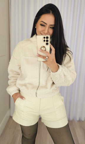 Shorts Feminino em PU Premium Off-White – Elegância e atitude no frio