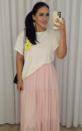 Vestido longo feminino fluído em tule rosa com faixa de amarração