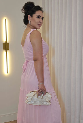 Vestido longo feminino fluído em tule rosa com faixa de amarração