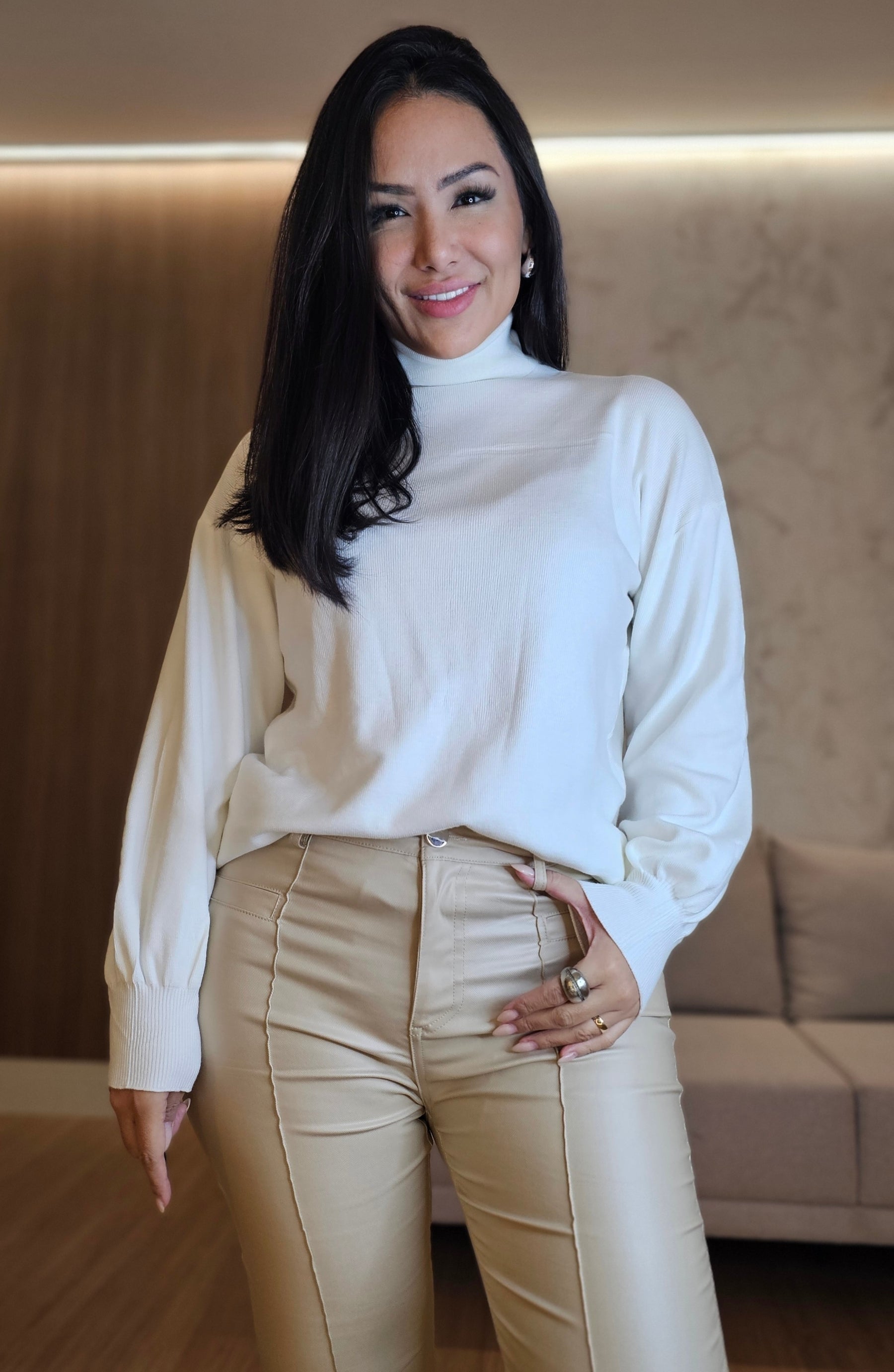 Blusa Feminina Gola Alta Branca – Versatilidade e Sofisticação em uma Peça Atemporal