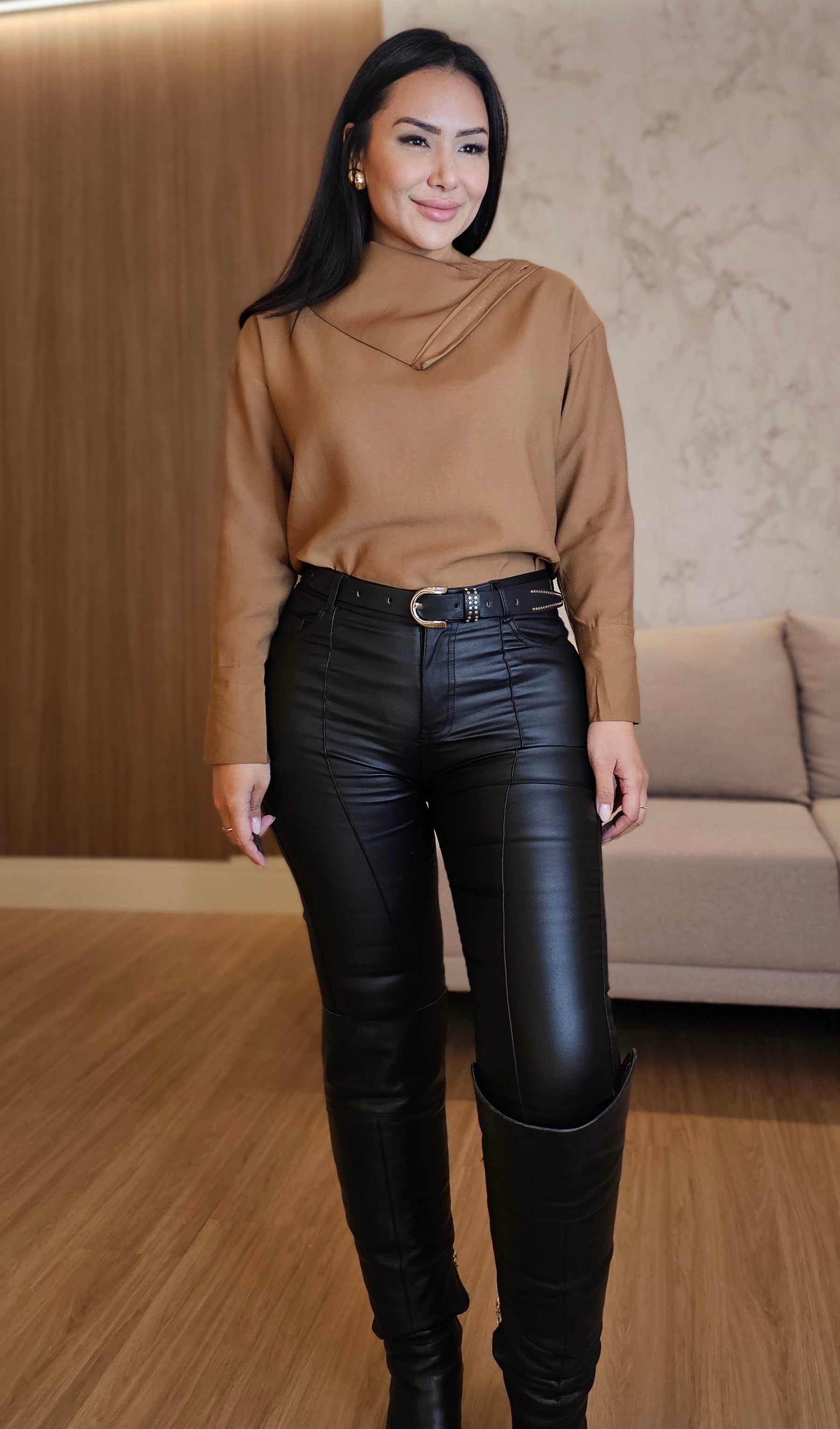 Camisa Feminina nude de Alfaiataria com Abotoamento Imponente – Estrutura Impecável e Design Sofisticado