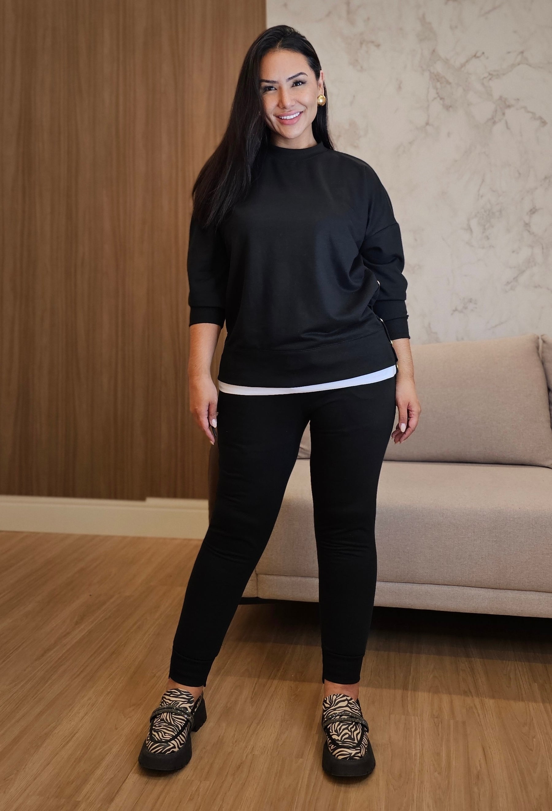 Conjunto Feminino de Moletom Preto com Botões Dourados – Casual & Estiloso
