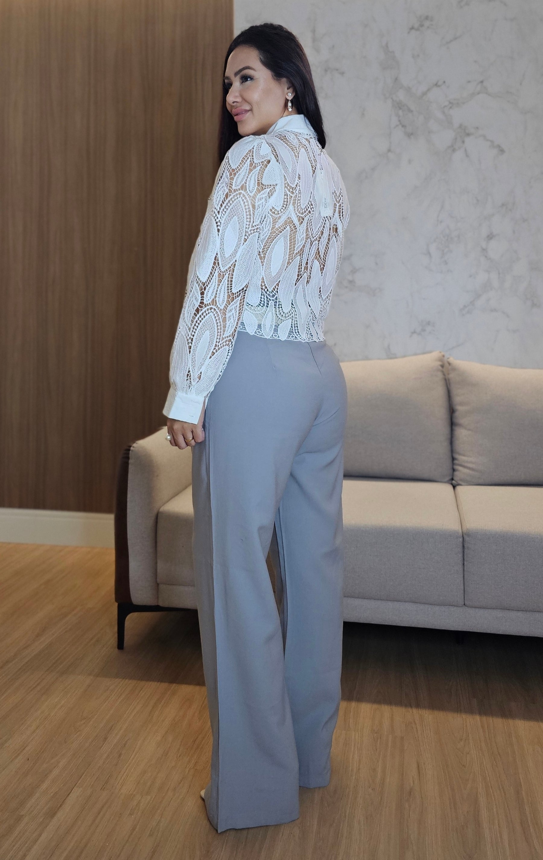 Camisa Feminina Branca em Renda com Forro Frontal e Botões Encapados