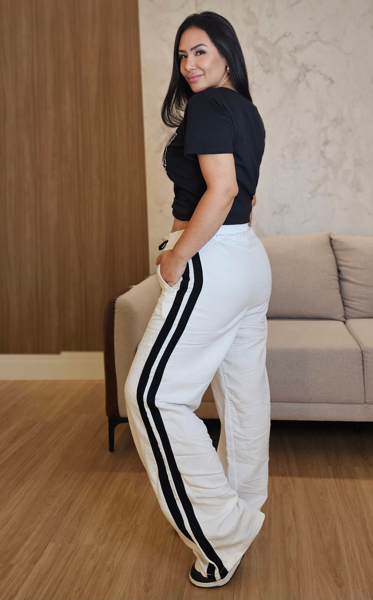 Calça Pantalona Feminina Branca com Faixa Lateral Preta