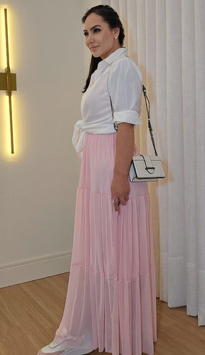 Vestido longo feminino fluído em tule rosa com faixa de amarração
