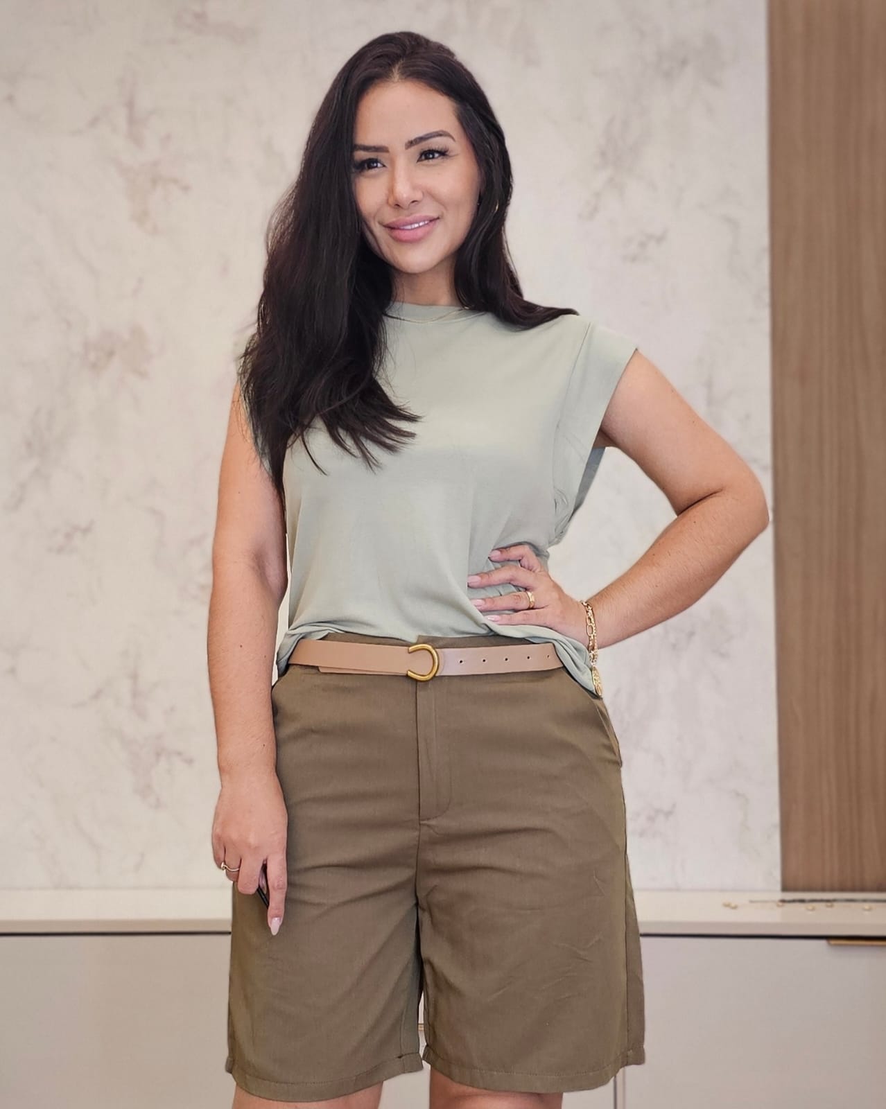 Bermuda feminina alfaiataria em 2 cores