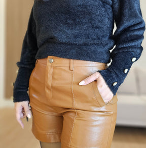 Blusa Feminina preta de Tricô Fofinho com Botões Elegantes no Punho – Conforto e Sofisticação