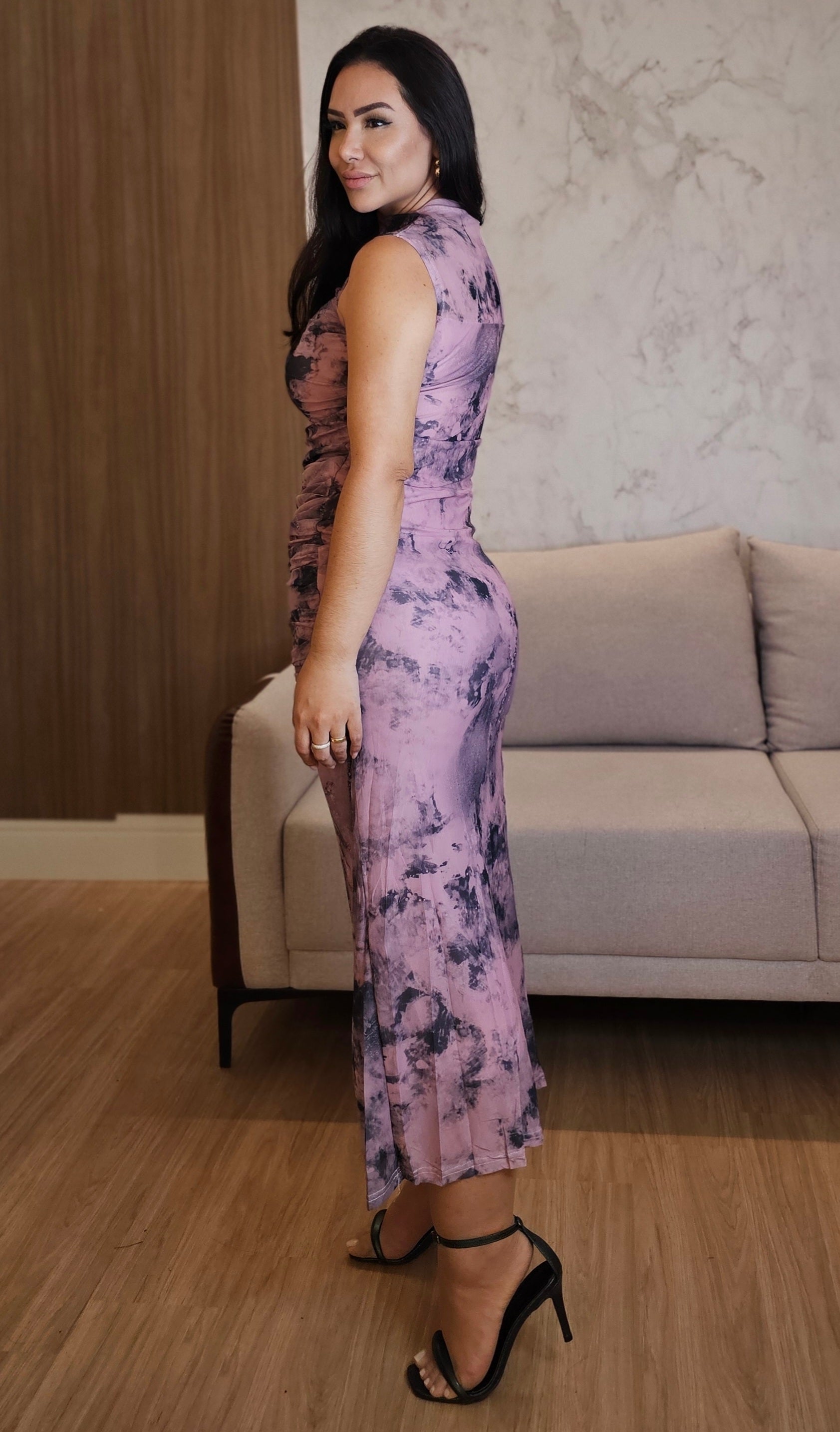 Vestido Feminino Midi em Tule Estampado Rosa com preto – Modelagem que Valoriza com Drapeado Frontal