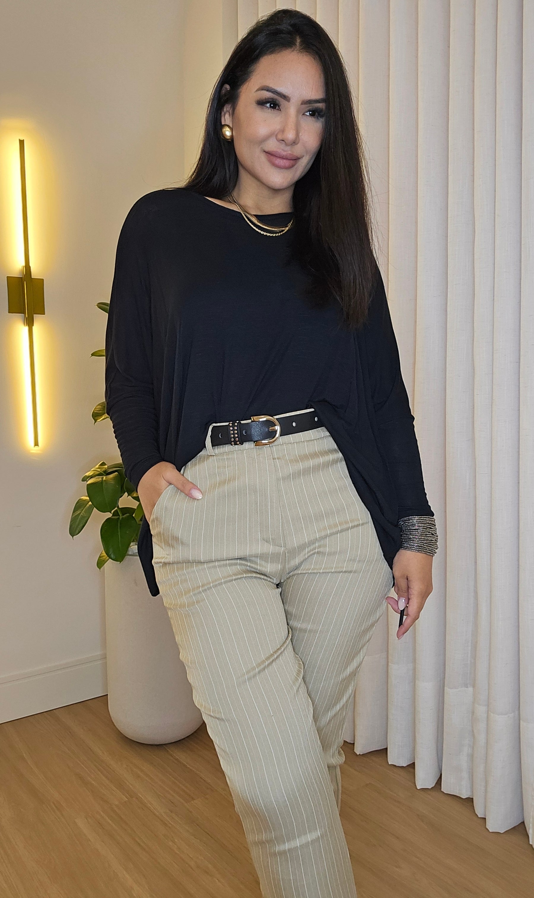 Calça Feminina Alfaiatada Risca de Giz Bege – Elegância com leveza e caimento impecável