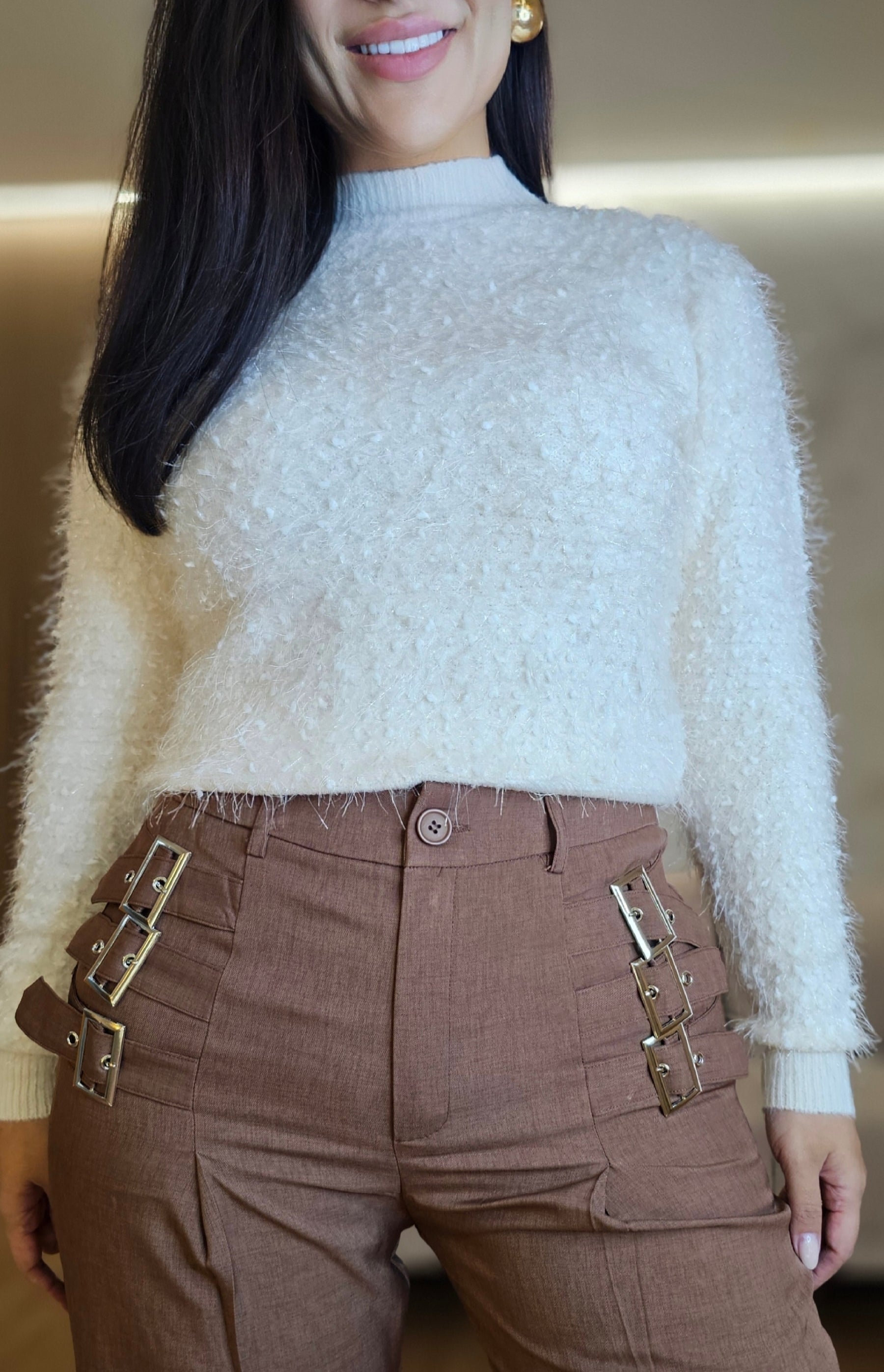 Calça Feminina Marrom com Fivelas prateadas – Alfaiataria moderna e estilosa
