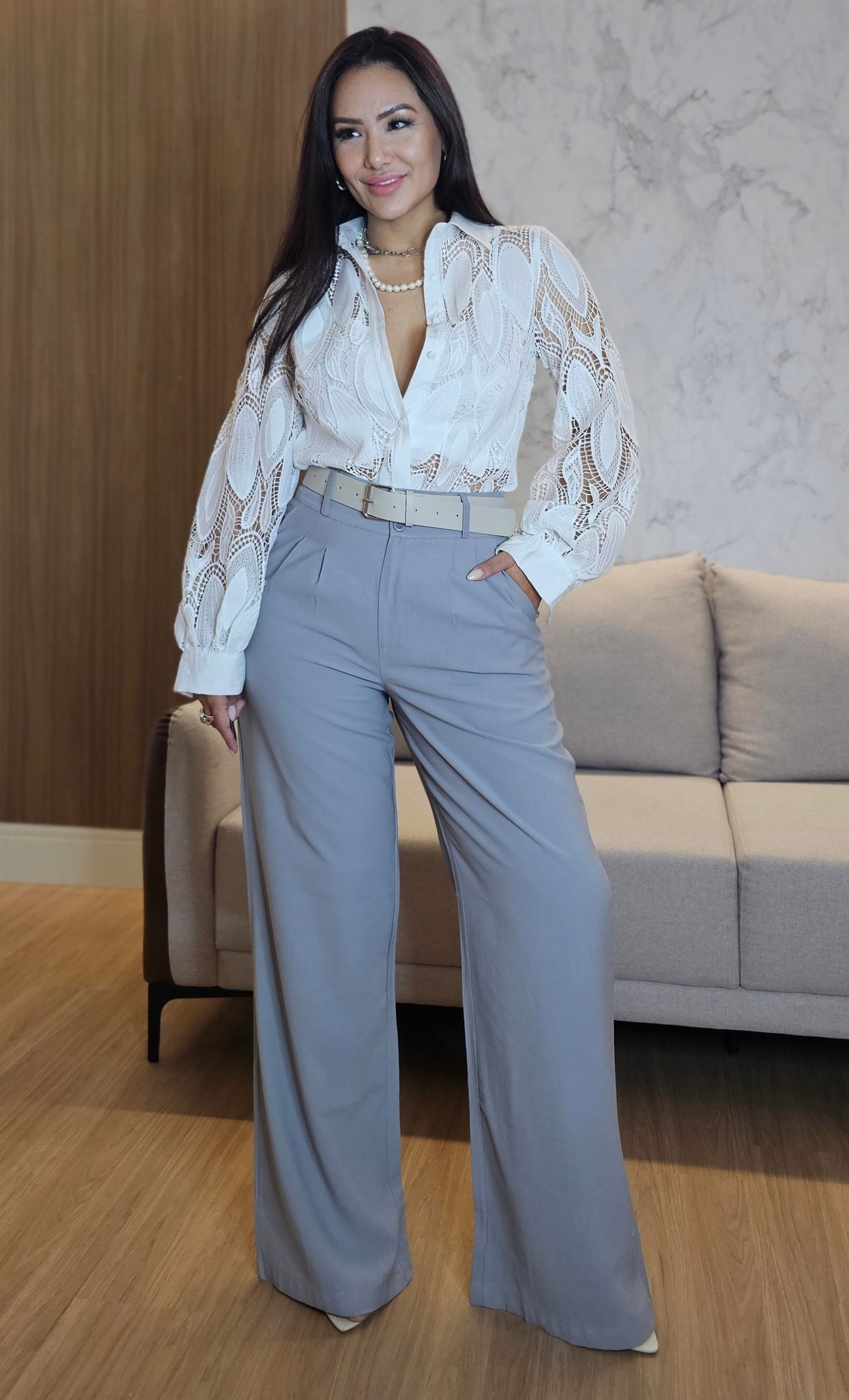 Camisa Feminina Branca em Renda com Forro Frontal e Botões Encapados