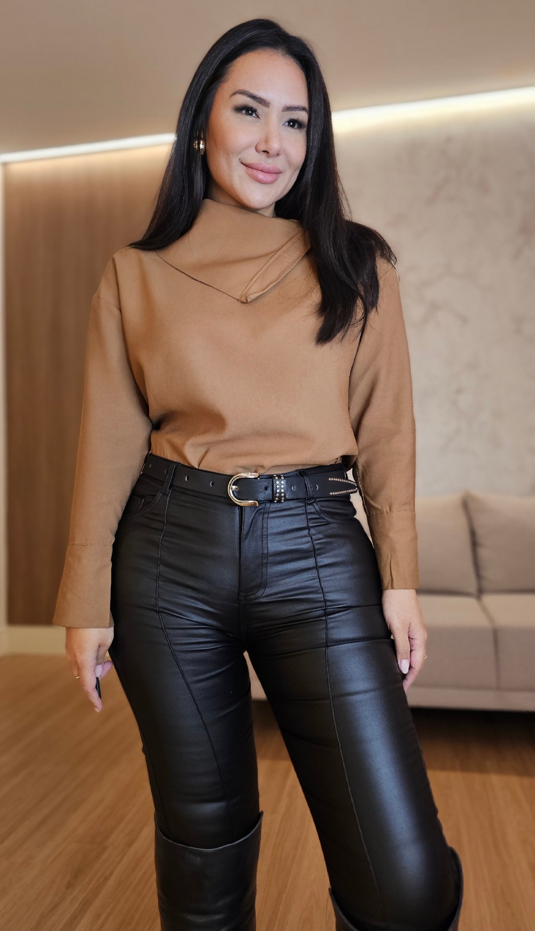 Camisa Feminina nude de Alfaiataria com Abotoamento Imponente – Estrutura Impecável e Design Sofisticado