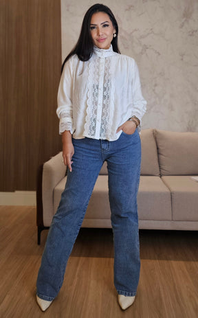 Camisa Branca Feminina com Renda – Sofisticação atemporal com acabamento impecável