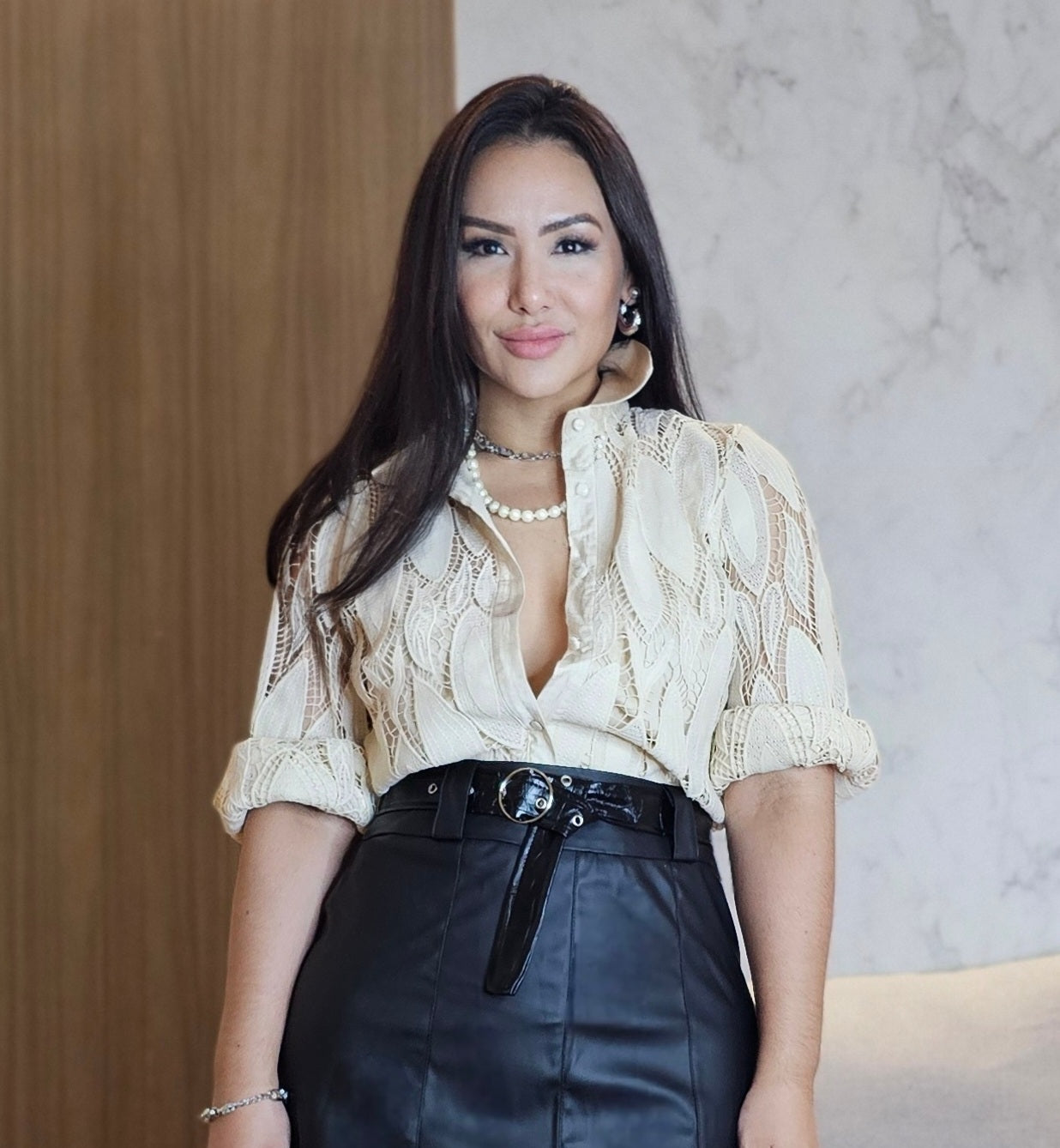 Camisa Feminina Bege em Renda com Forro Frontal e Botões Encapados