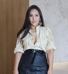 Camisa Feminina Bege em Renda com Forro Frontal e Botões Encapados