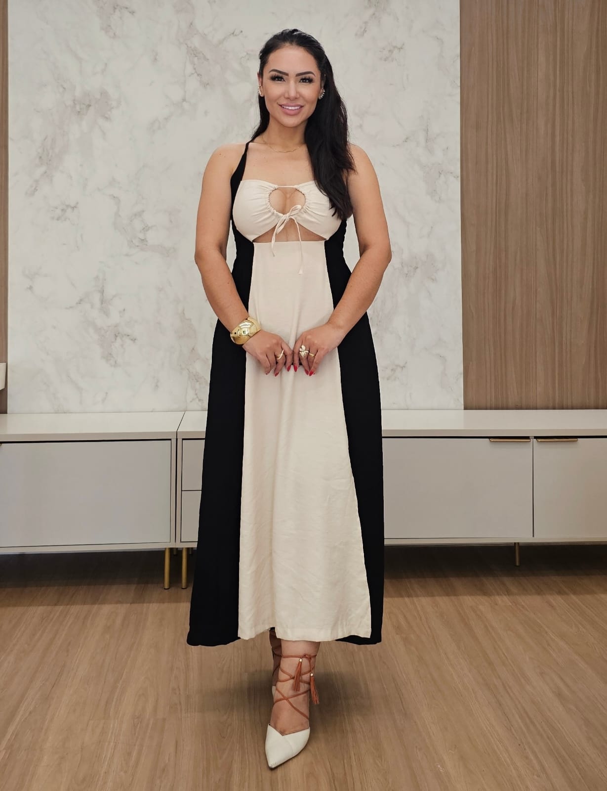 Vestido midi Bicolor com decote e alças ajustáveis