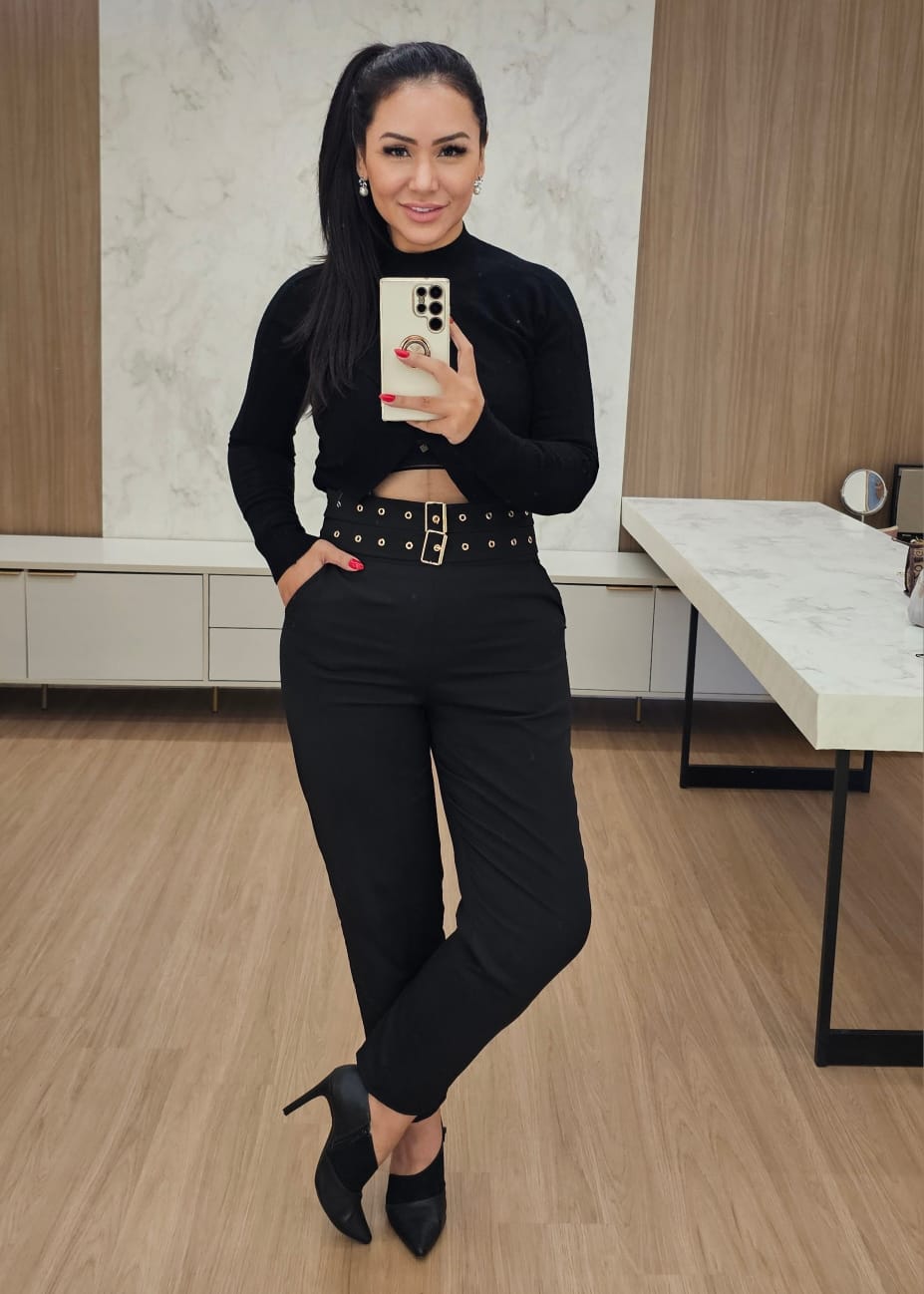 Calça feminina nude, de cintura alta com Cinto Duplo, bolsos e zíper invisível