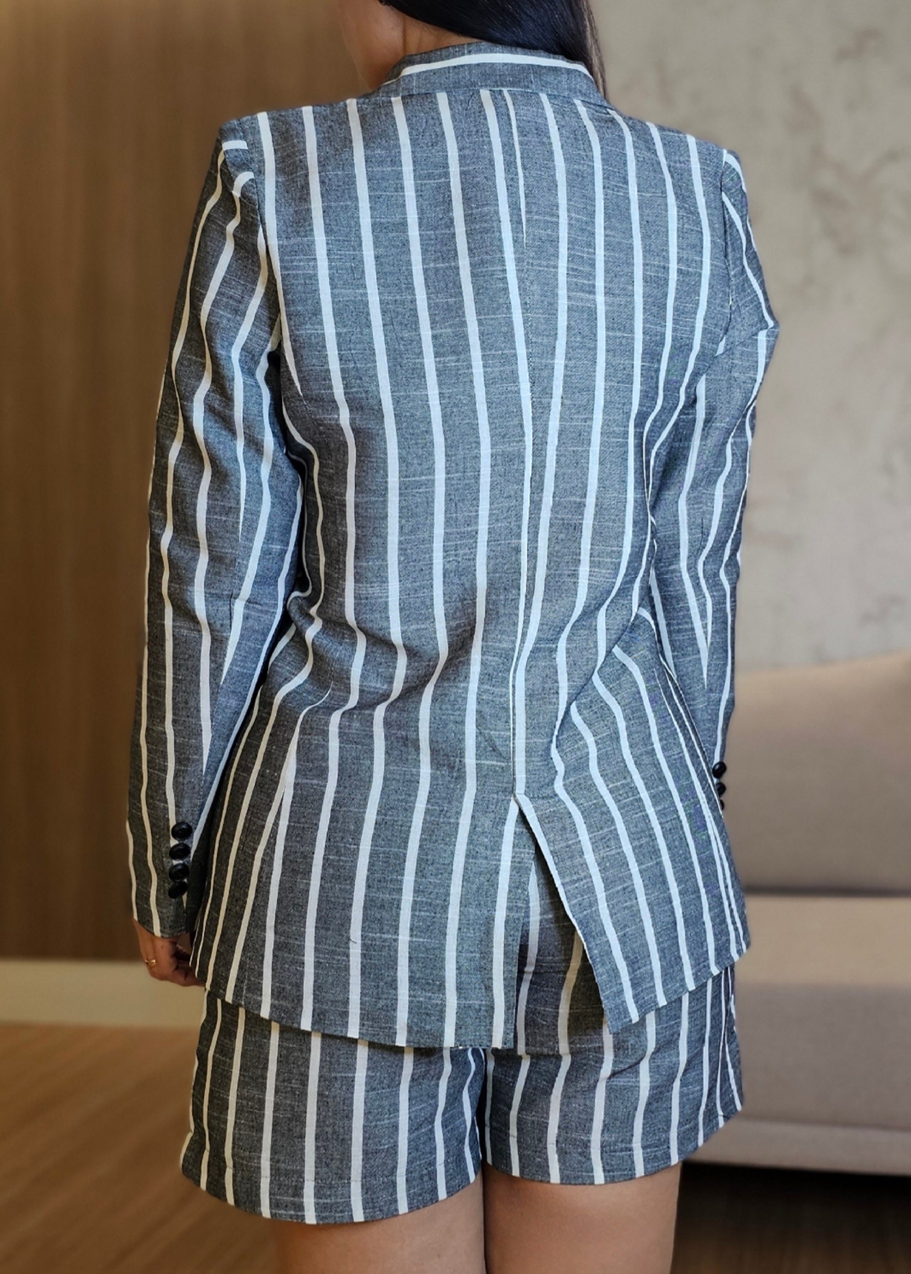 Conjunto feminino de alfaiataria risca de giz moderno e elegante