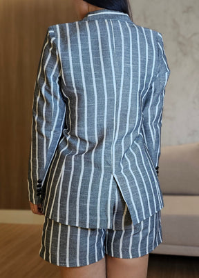 Conjunto feminino de alfaiataria risca de giz moderno e elegante