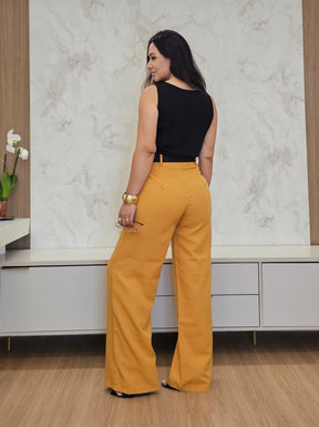 Calça Pantalona feminina em alfaiataria de cintura alta e bolsos funcionais