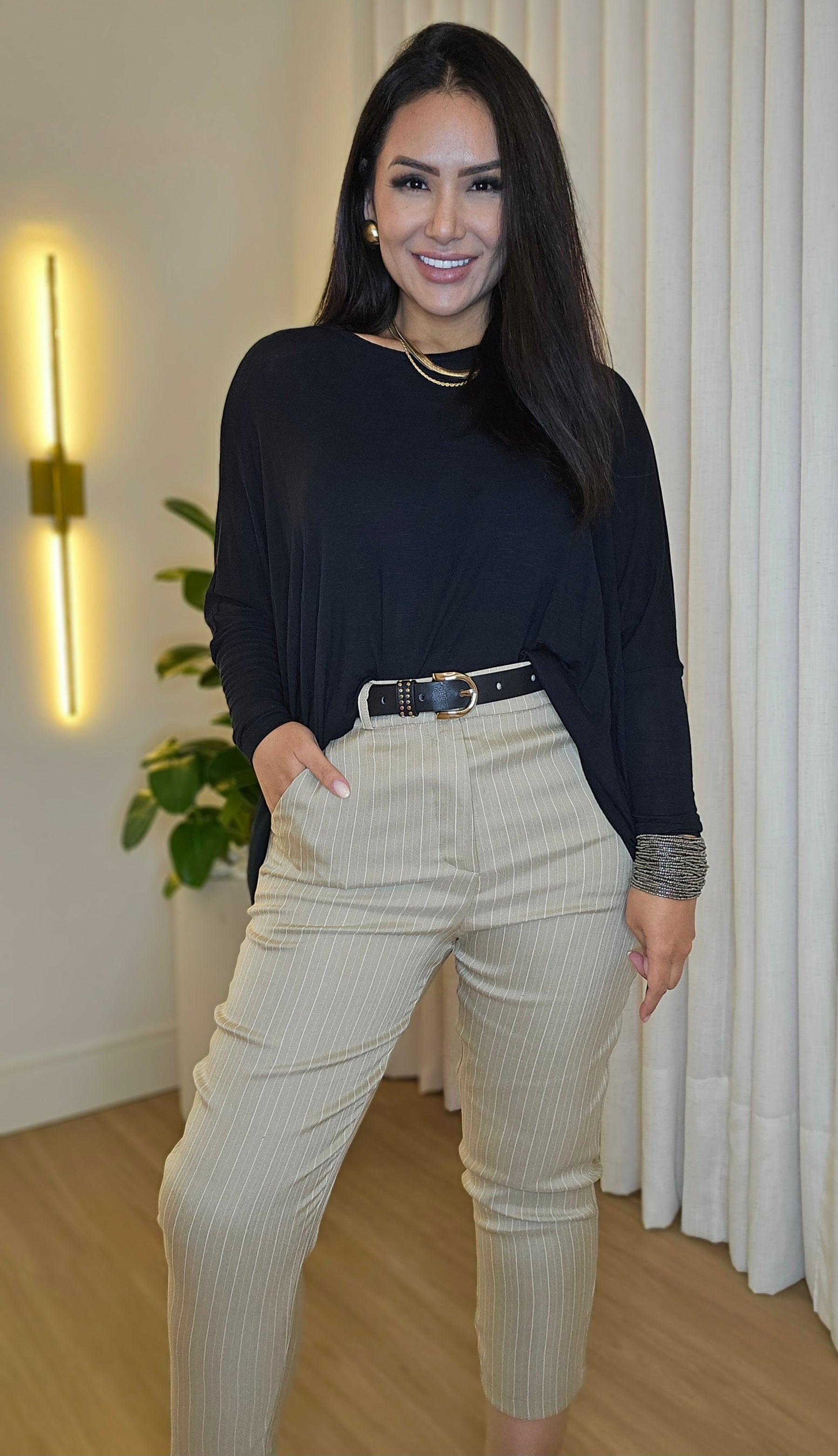 Calça Feminina Alfaiatada Risca de Giz Bege – Elegância com leveza e caimento impecável