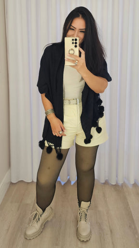 Shorts Feminino em PU Premium Off-White – Elegância e atitude no frio