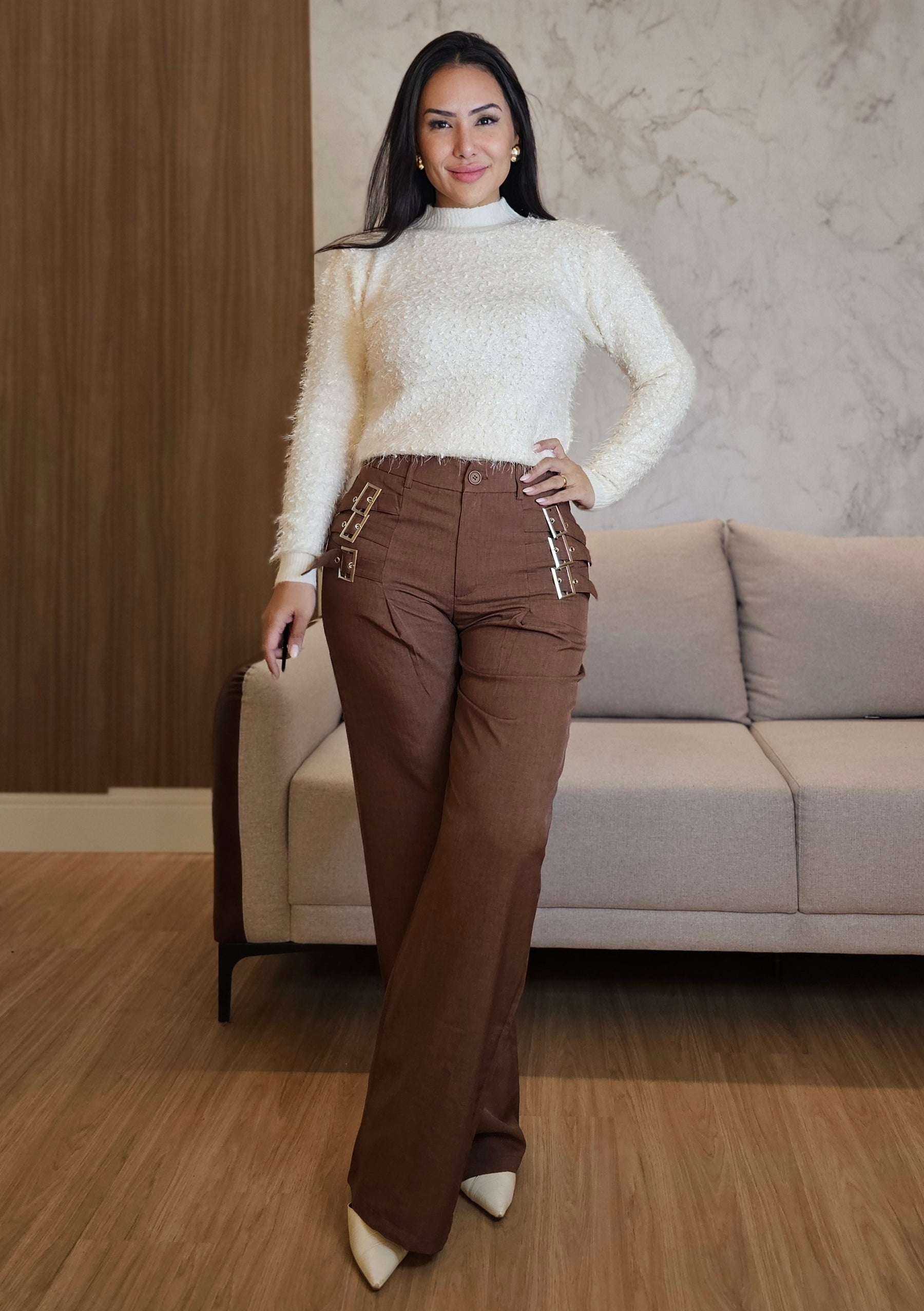 Calça Feminina Marrom com Fivelas prateadas – Alfaiataria moderna e estilosa