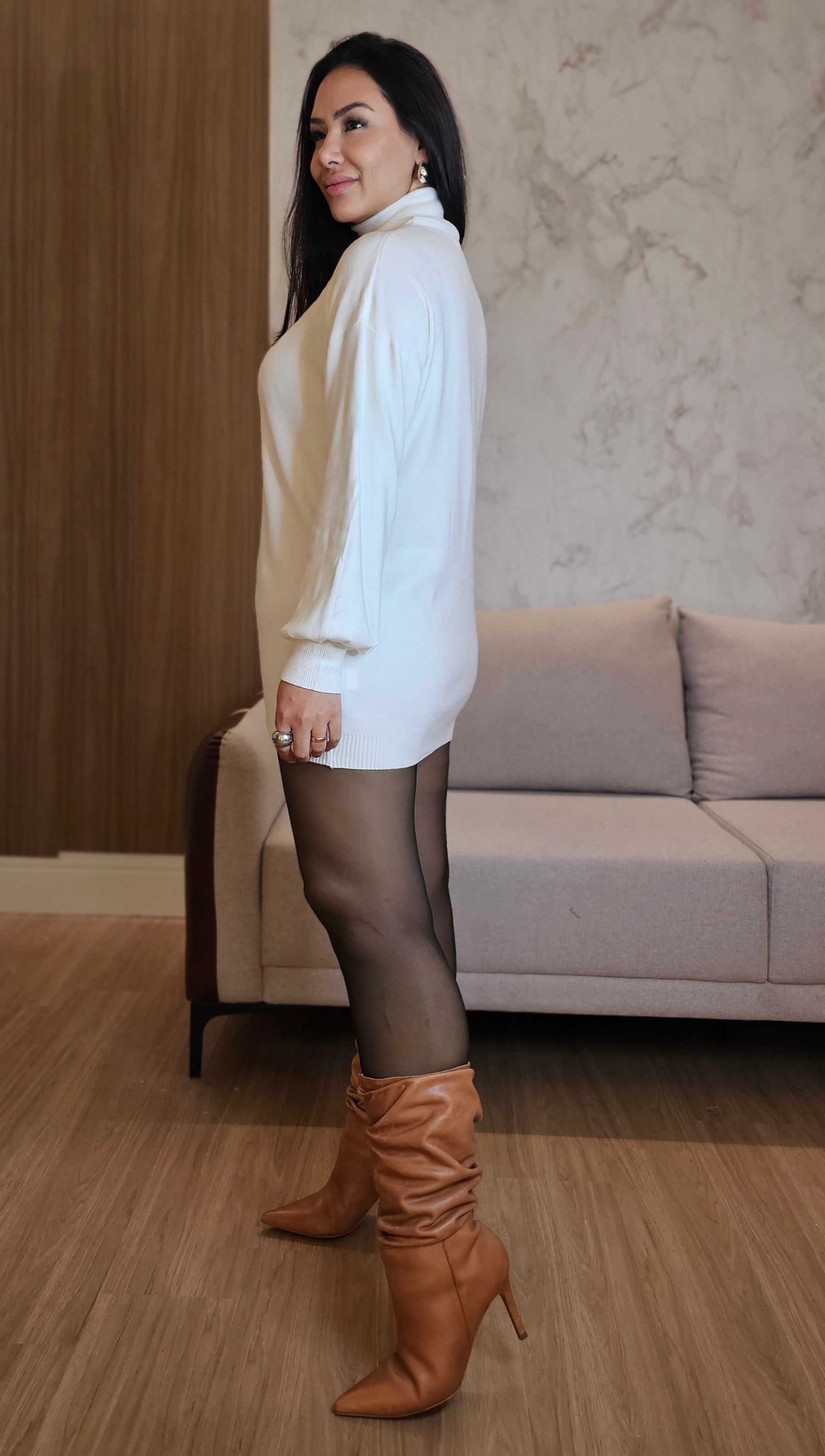 Blusa Feminina Gola Alta Branca – Versatilidade e Sofisticação em uma Peça Atemporal