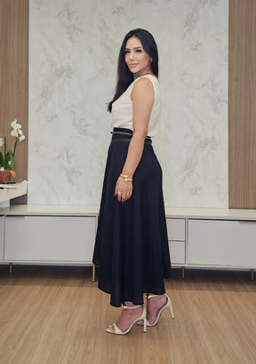 Saia midi preta evasê com cintura alta de linho - elegante e atemporal