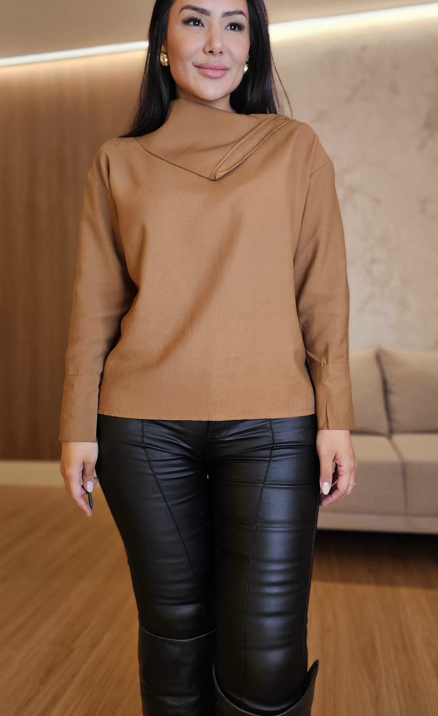 Camisa Feminina nude de Alfaiataria com Abotoamento Imponente – Estrutura Impecável e Design Sofisticado