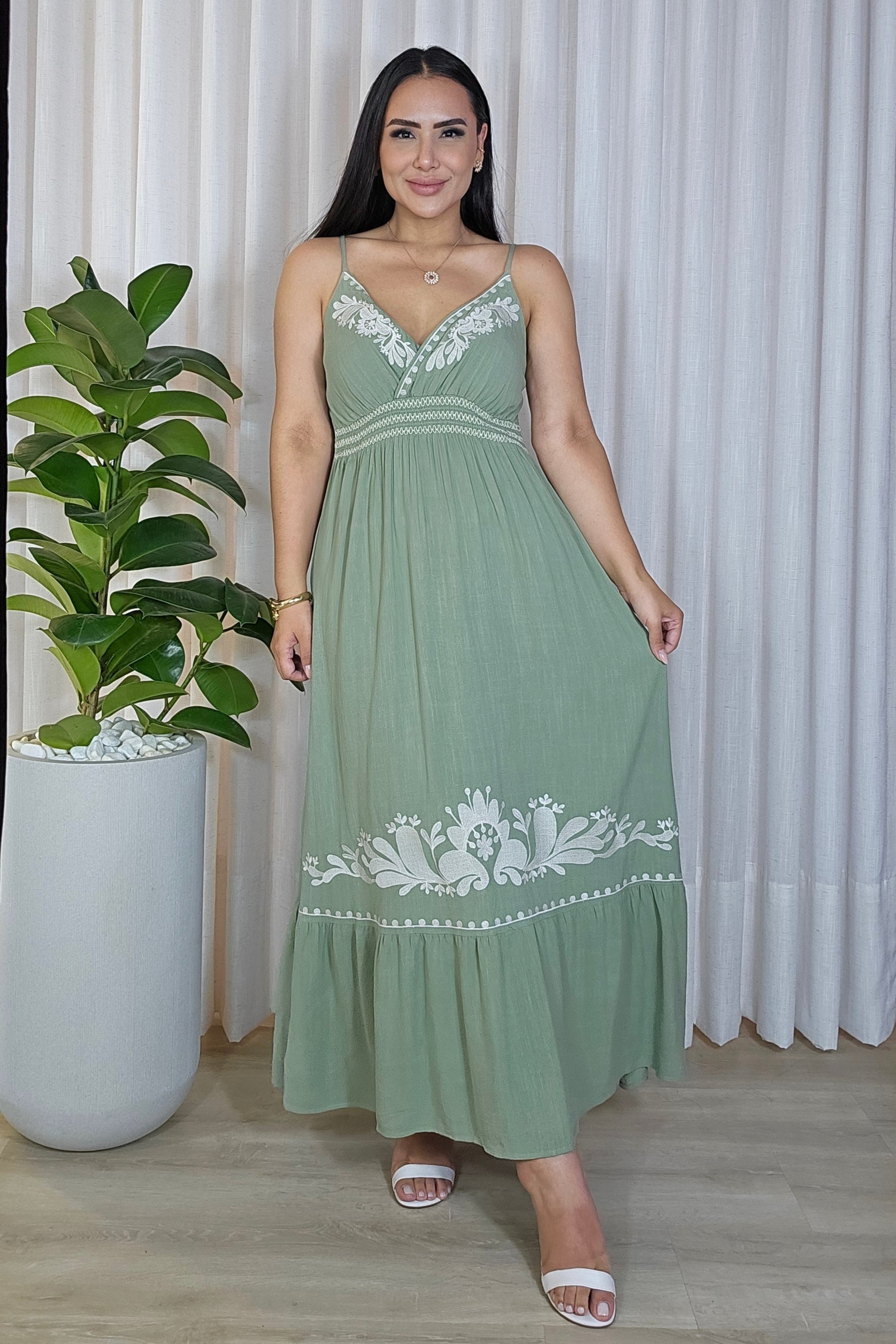 Vestido Bordado luxo com Decote Transpassado