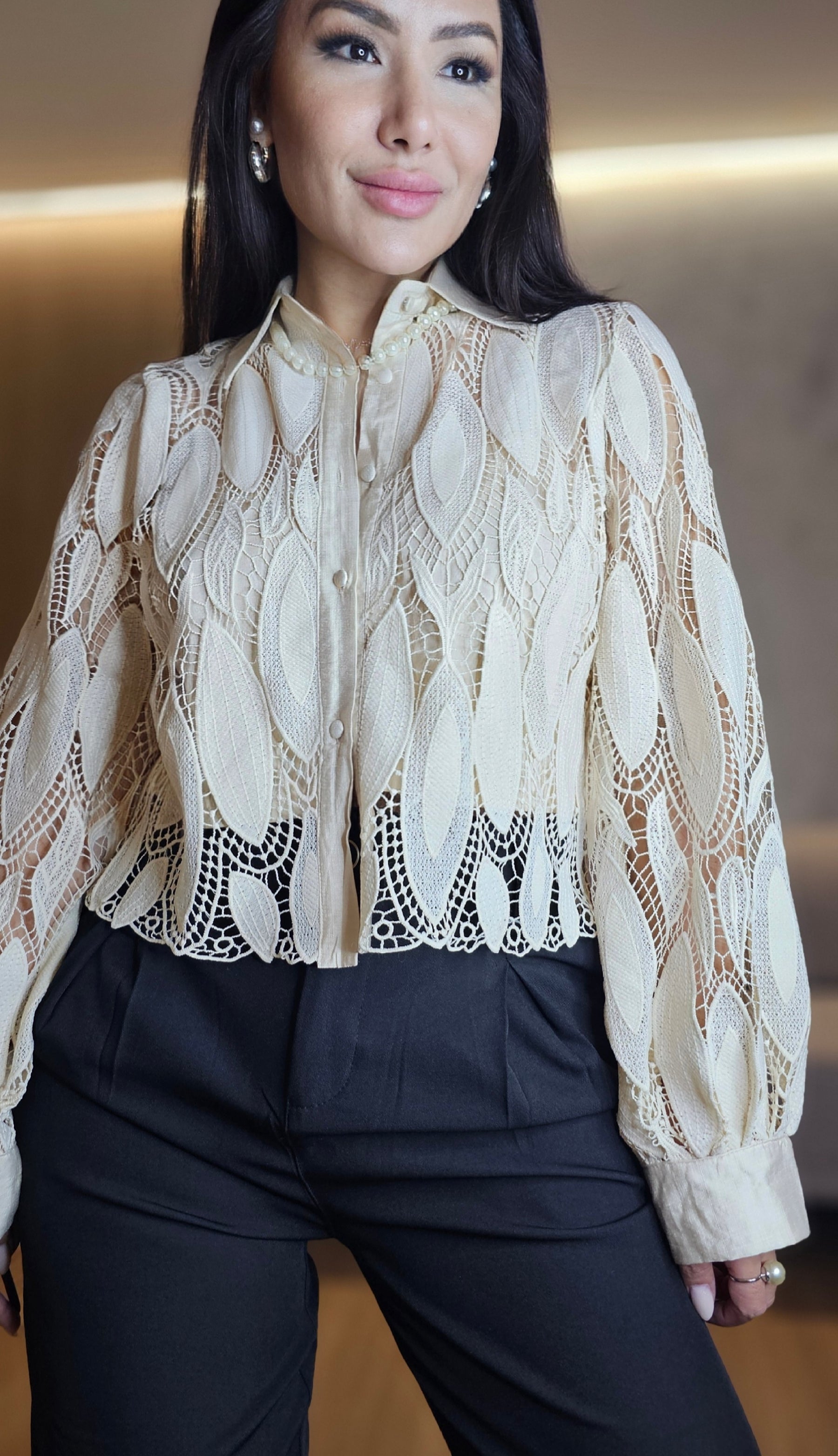 Camisa Feminina Bege em Renda com Forro Frontal e Botões Encapados