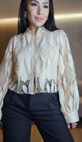 Camisa Feminina Bege em Renda com Forro Frontal e Botões Encapados