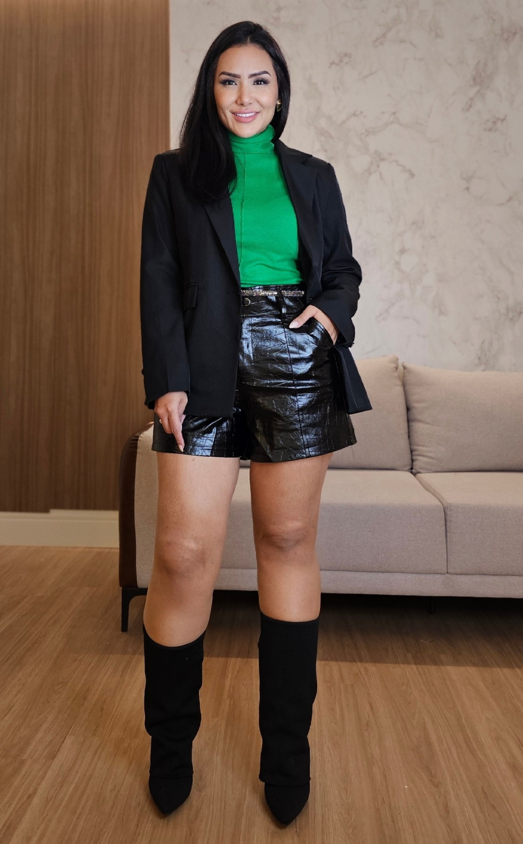 Short Feminino Couro Sintético Croco preto com Forro e Acabamento Premium