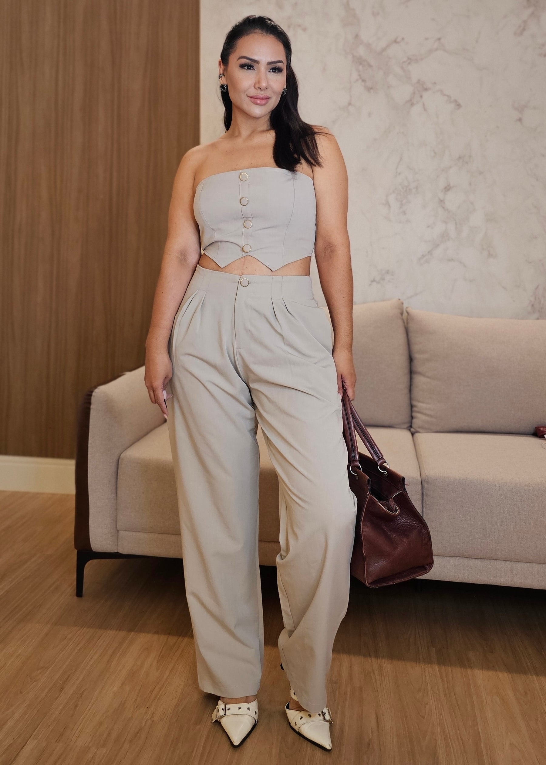 Conjunto Feminino de Alfaiataria Bege com Top Estruturado e Calça Cintura Alta