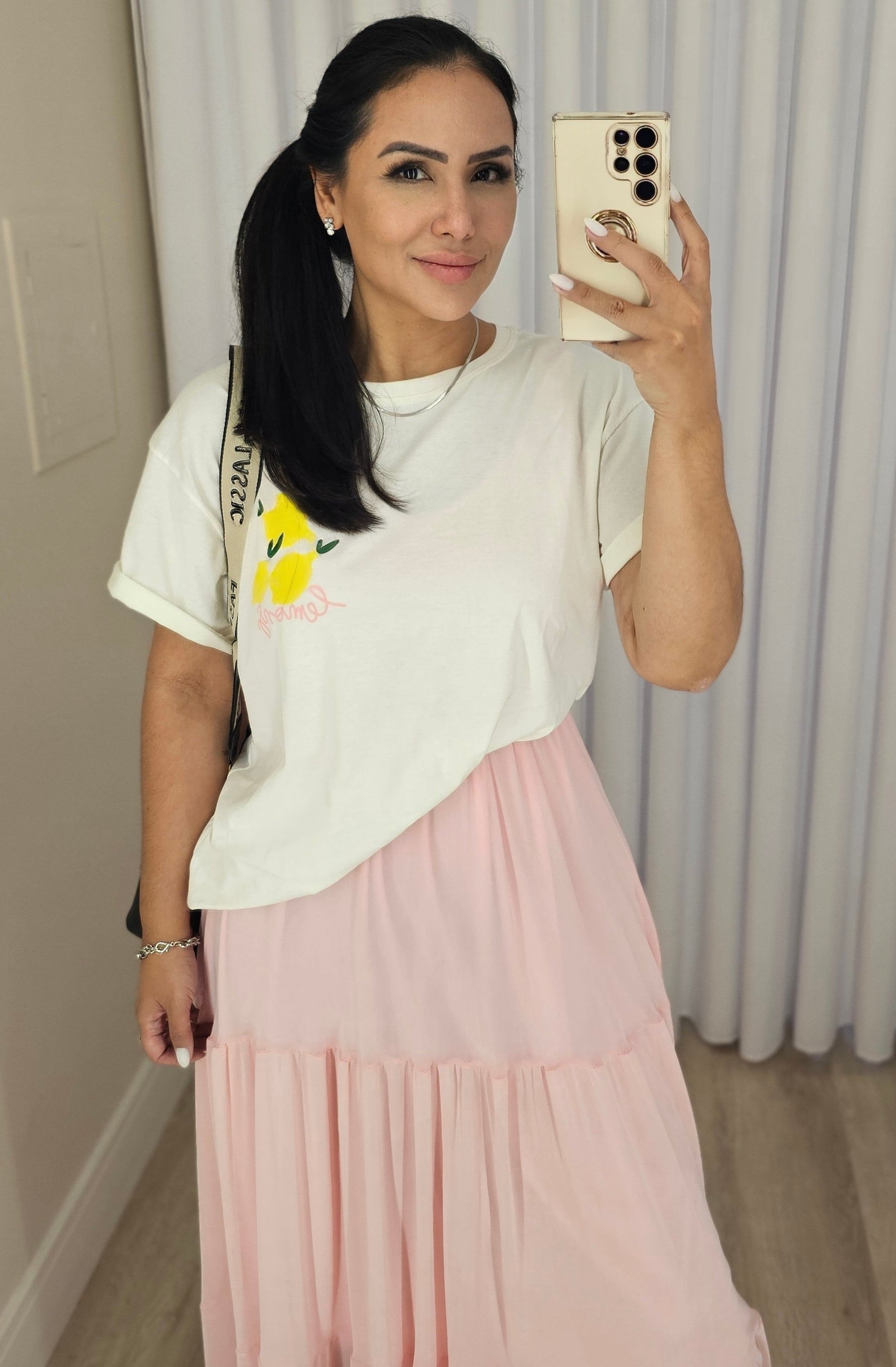 Vestido longo feminino fluído em tule rosa com faixa de amarração
