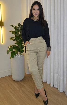 Calça Feminina Alfaiatada Risca de Giz Bege – Elegância com leveza e caimento impecável