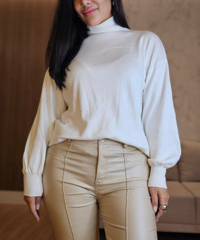 Blusa Feminina Gola Alta Branca – Versatilidade e Sofisticação em uma Peça Atemporal