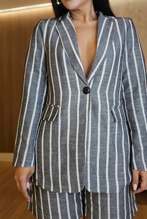 Conjunto feminino de alfaiataria risca de giz moderno e elegante