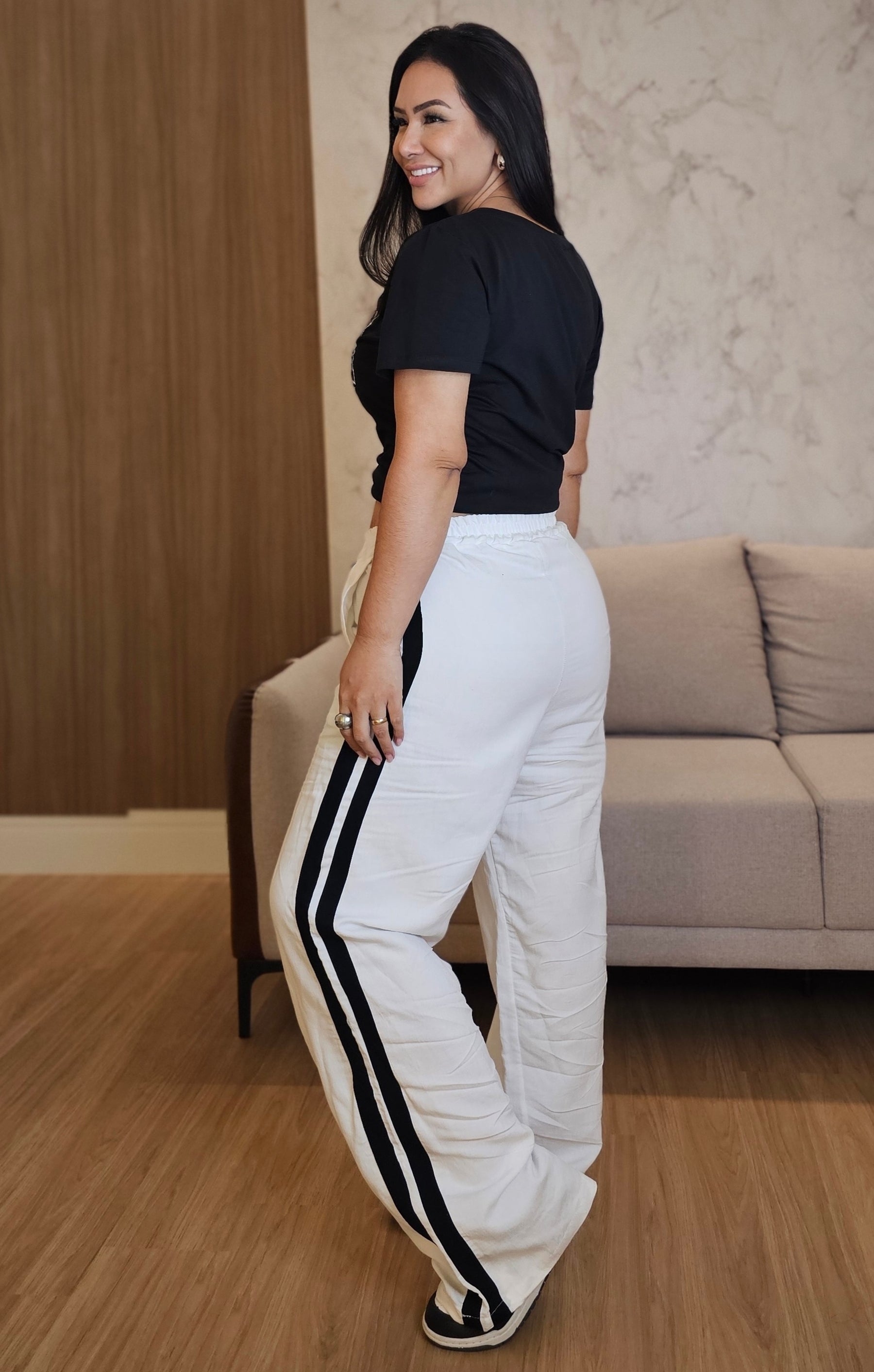 Calça Pantalona Feminina Branca com Faixa Lateral Preta
