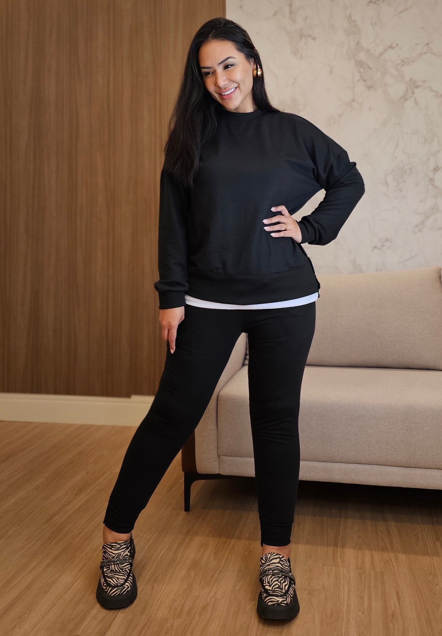 Conjunto Feminino de Moletom Preto com Botões Dourados – Casual & Estiloso